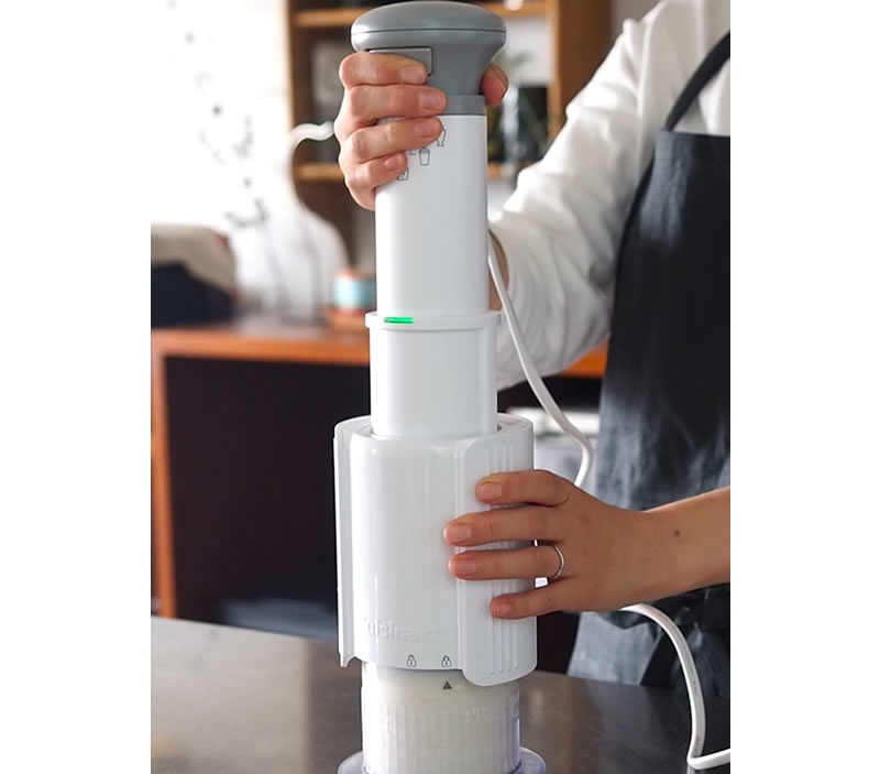 ハンドルを押すだけ、1分で完成する新感覚アイスクリームメーカー