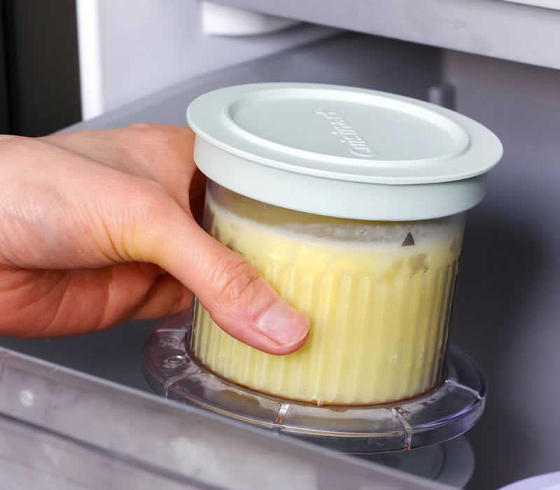 ①混ぜ合わせた材料をデザートカップに入れて