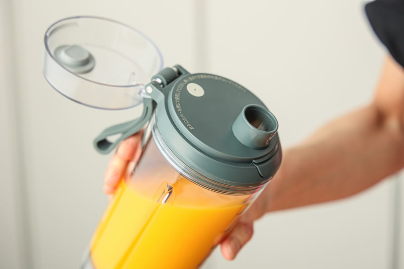 飲み口付きのブレンダーカップでそのまま飲める