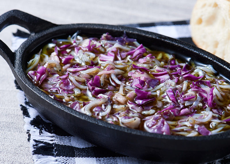 紫キャベツとしらすのアヒージョ