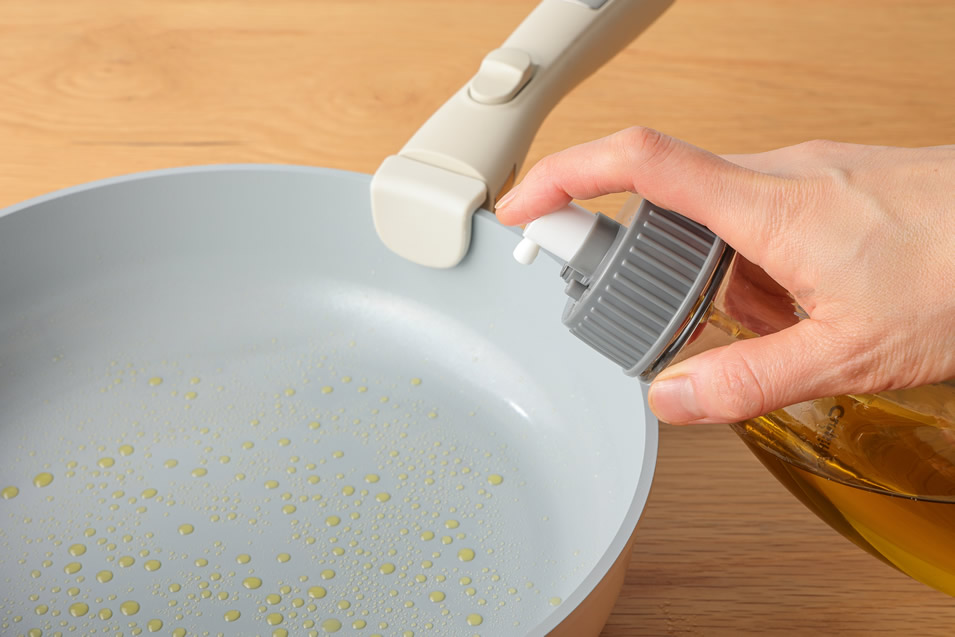 フライパン調理でも油の使用量を抑えられる