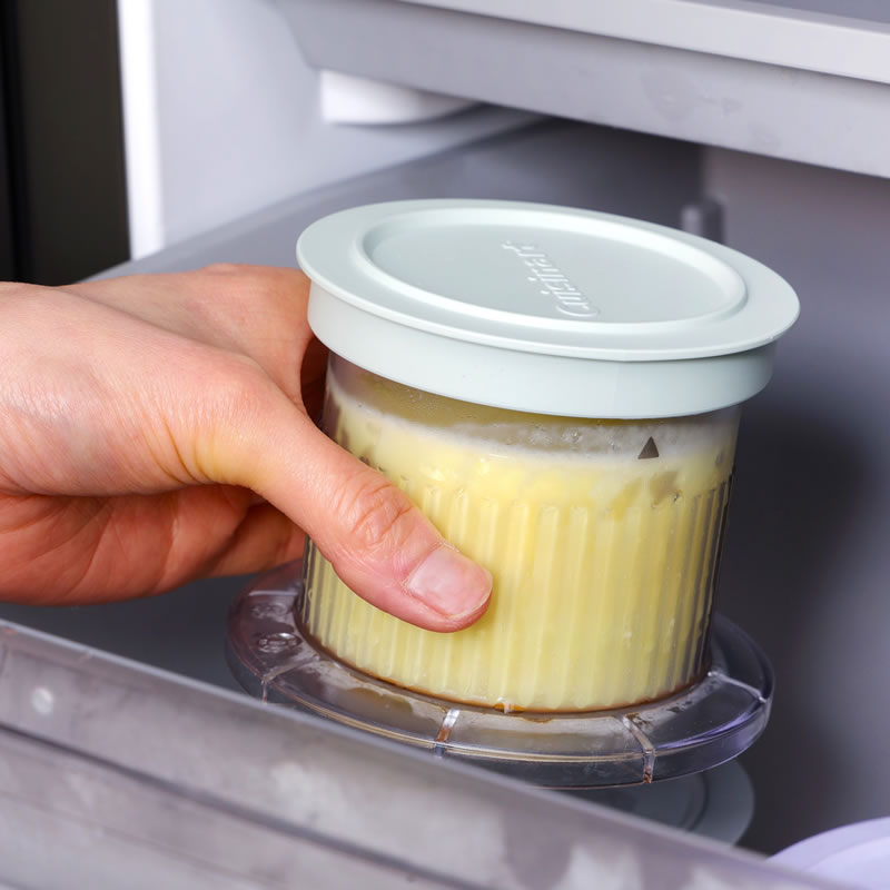 混ぜ合わせた材料をデザートカップに入れて冷凍庫で冷やす