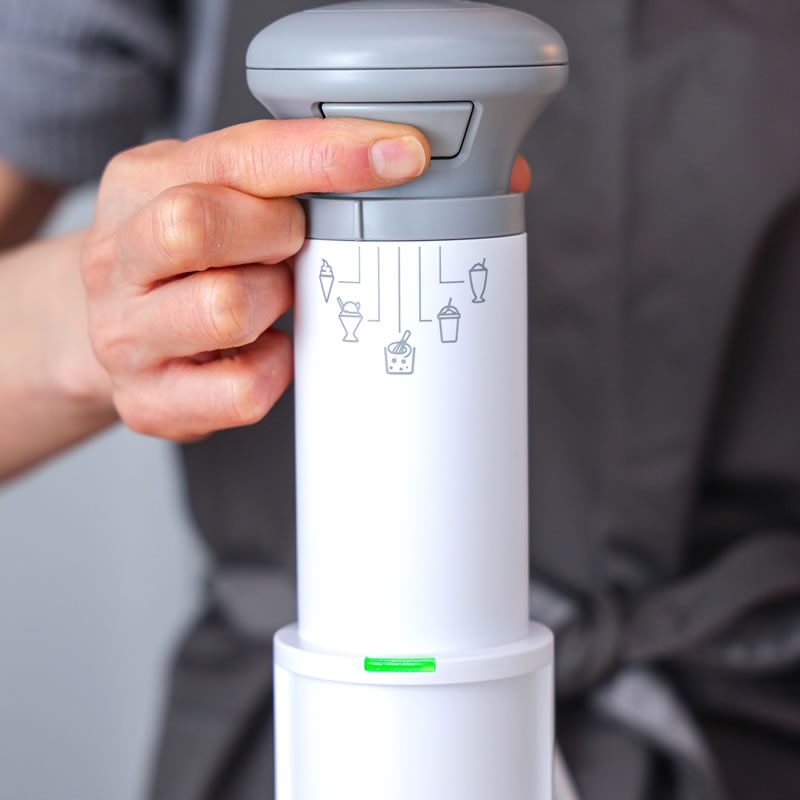 運転ボタンを押しながらハンドルを上下に動かしてかくはんする